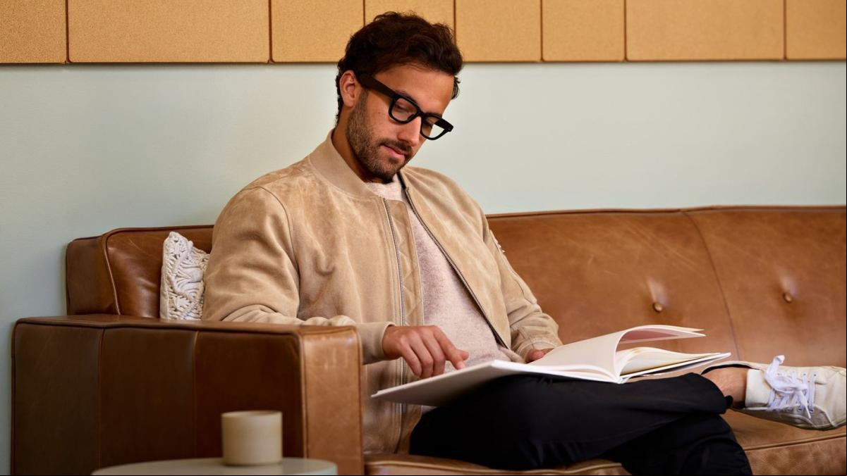 Google lanza unas nuevas gafas de Realidad Mixta, pero esta vez no tienen nada de futurista: son de aspecto normal y pensada para todos los públicos