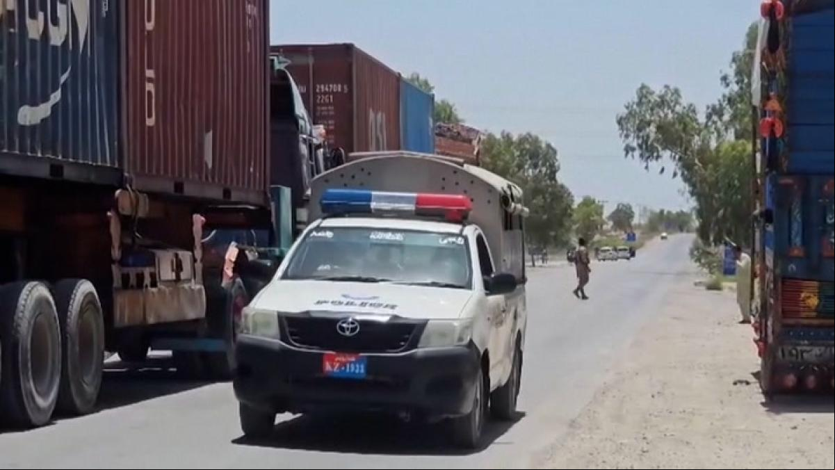 Un terrorista suicida ataca un autobús escolar en el suroeste de Pakistán y mata a 5 personas