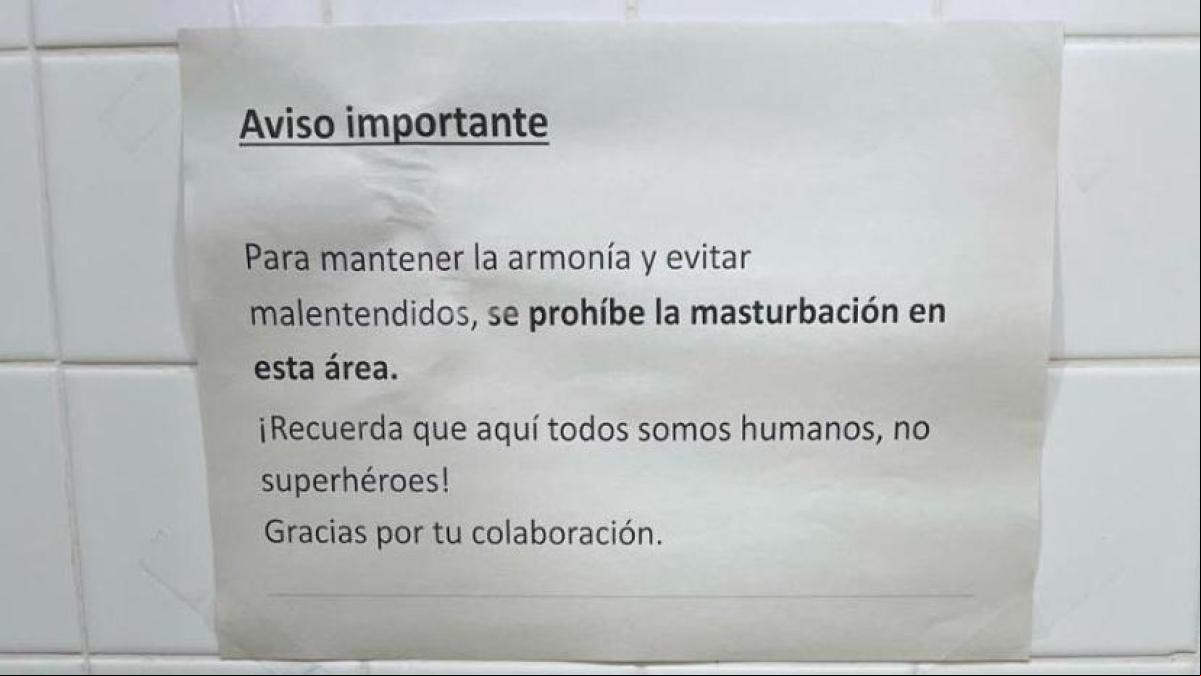 Cartel polémico en un aseo de un edificio municipal de Badalona: “Para mantener la armonía y evitar malentendidos, se prohíbe la masturbación”