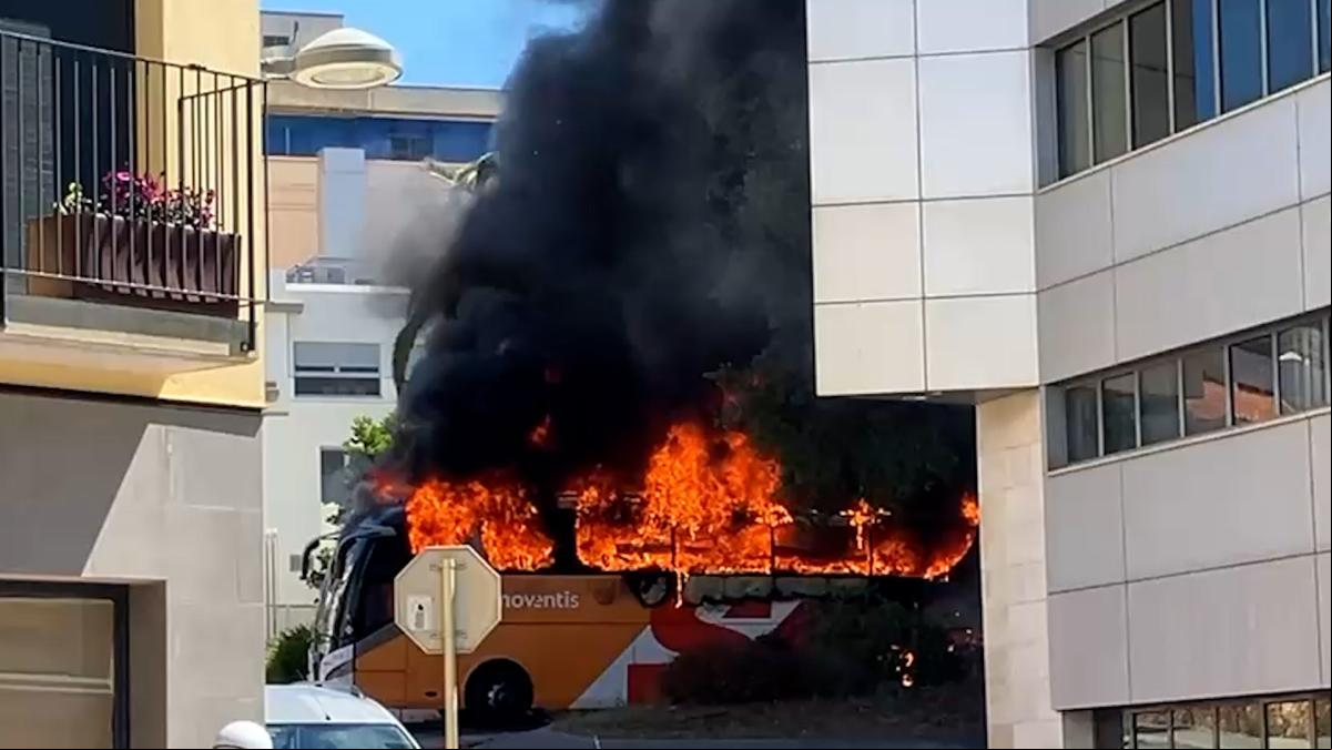 Un autobús arde frente al hospital de Palamós sin causar heridos