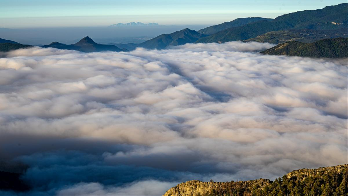 Cadena de montañas entre nieblas