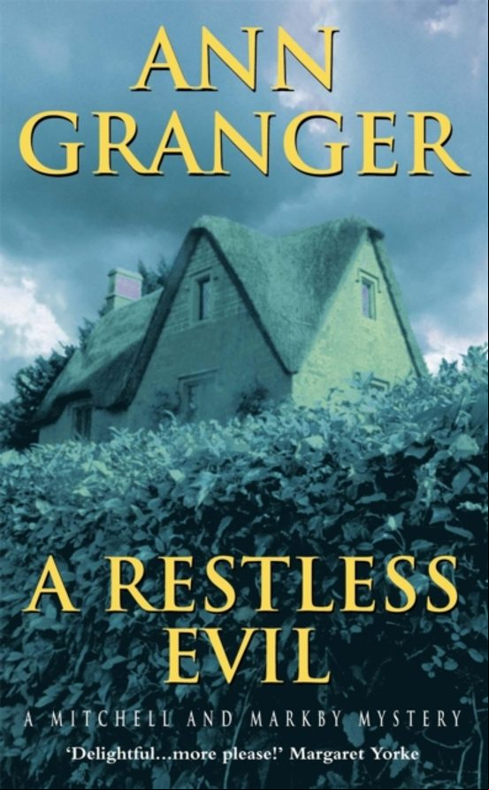A RESTLESS EVIL (MITCHELL & MARKBY 14) (edición en inglés)