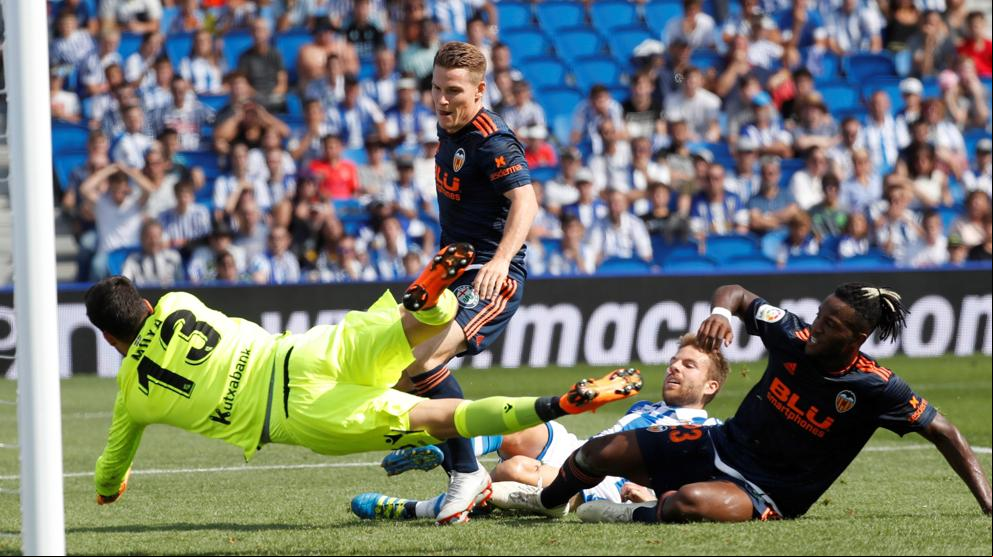 El Valencia consigue su primera victoria liguera en Anoeta