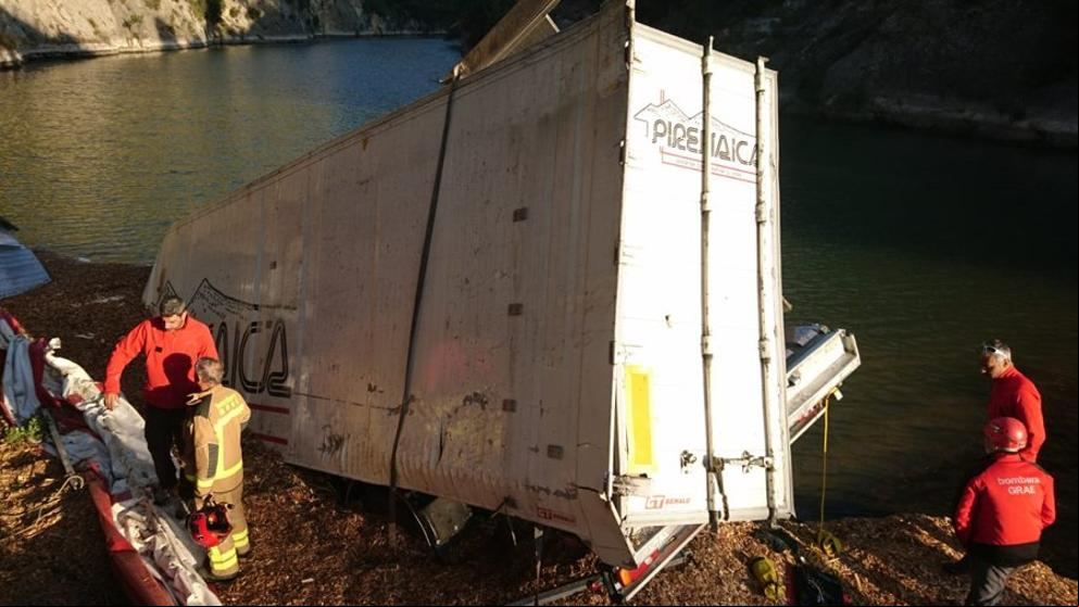 Muere el conductor de un camión tras precipitarse por un puente de 30 metros en Oliana