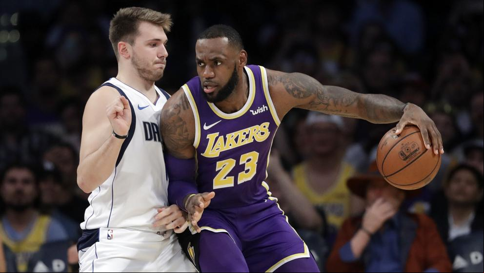 LeBron le para los pies a Doncic