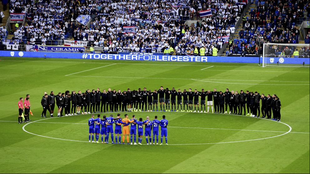 Emocionante minuto de silencio en Cardiff en recuerdo del propietario del Leicester