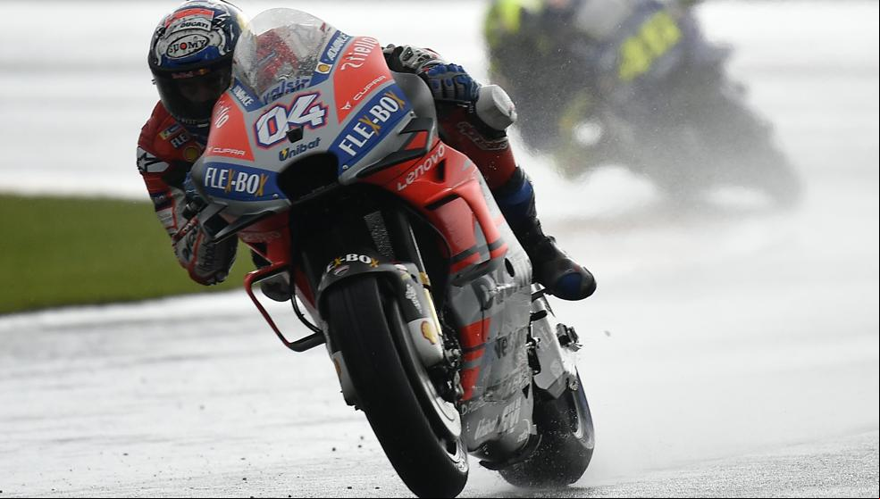 Dovizioso sobrevive en Cheste para bajar el telón de la temporada
