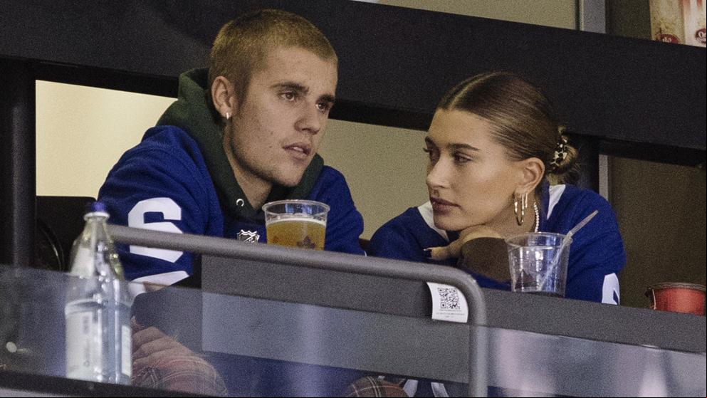 Justin Bieber, Hailey Baldwin y sus apasionados besos en un partido de Hockey