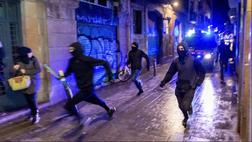 Cuatro detenidos tras una manifestación okupa en el Raval