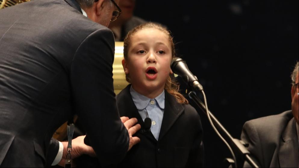 Aya, la niña que se ganó el cariño en el Sorteo de Navidad 2017 y que vuelve a cantar premio