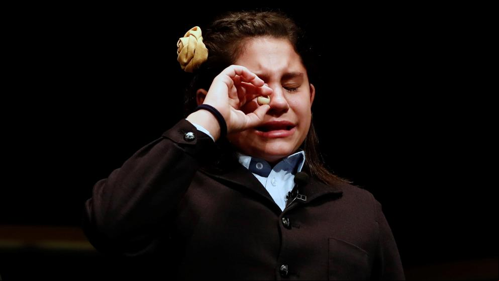 Una niña de San Idelfonso se emociona al cantar su primer premio de la Lotería de Navidad