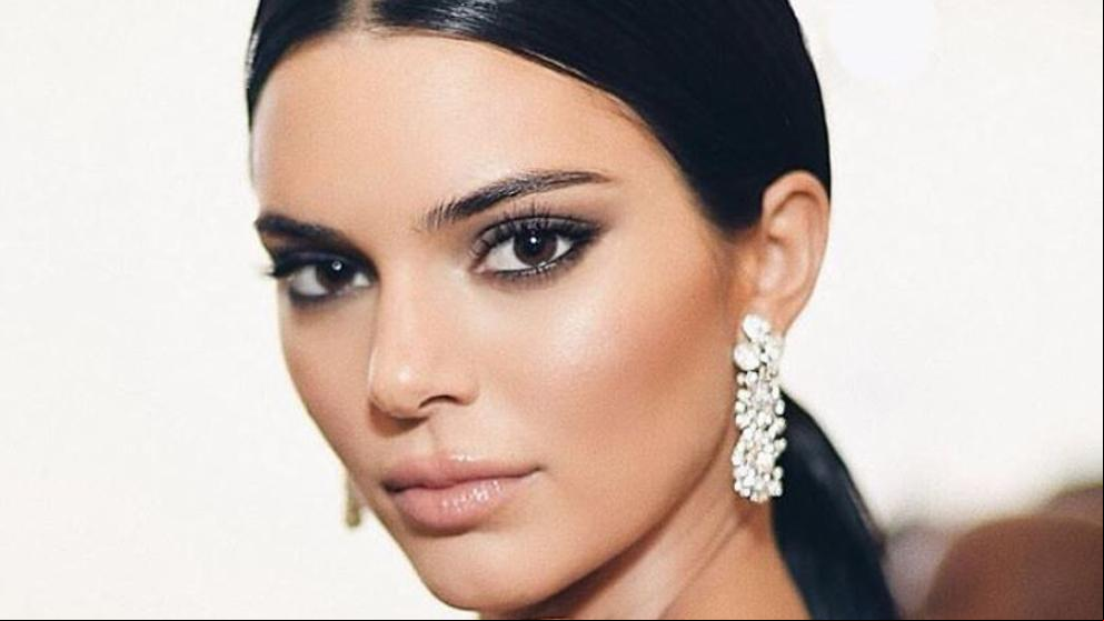Kendall Jenner publica unas fotos con la cara llena de acné y revela que sufrió bullying