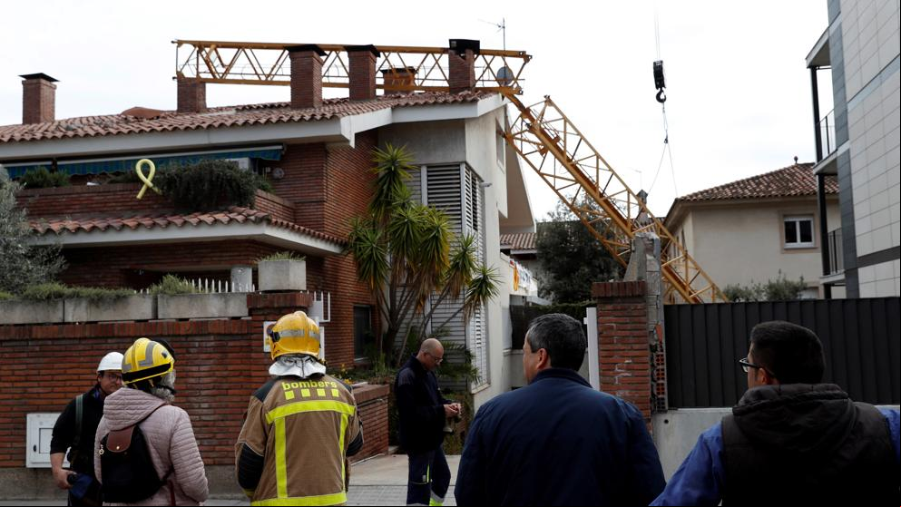 Un muerto y un herido grave tras la caída de una grúa en Sant Just Desvern