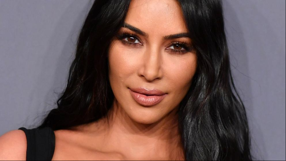 El escote de Kim Kardashian que nunca debió llevar