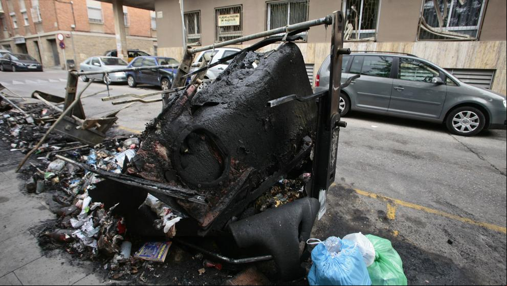Detienen a tres jóvenes por quemar 14 contenedores y dos vehículos