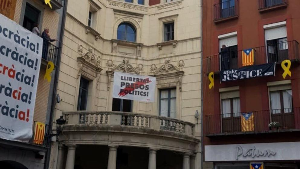 El cartel por la libertad de los presos independentistas vuelve al Ayuntamiento de Berga