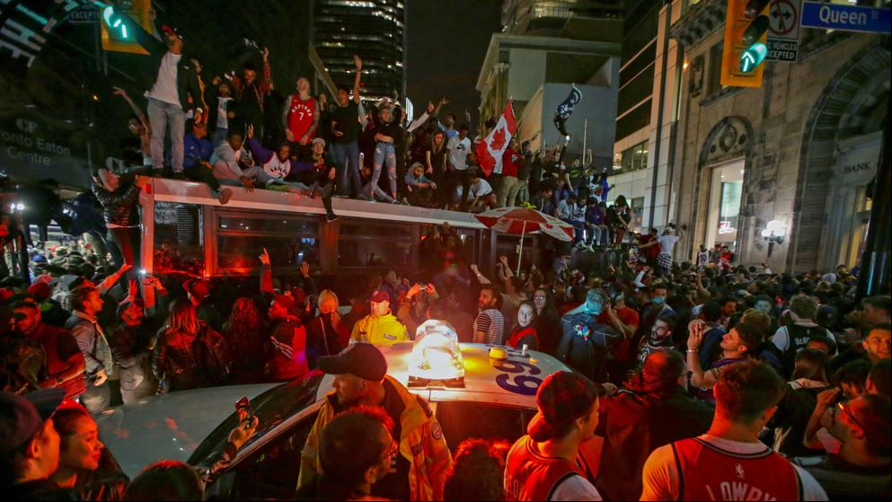 Los aficionados de los Raptors celebran en las calles de Toronto la victoria en la NBA