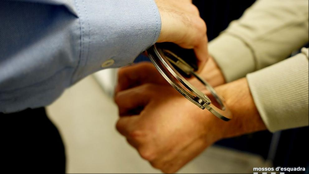 Detenido por hacer tocamientos a una mujer en el autobús y robarle el bolso