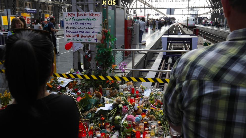 El hombre que arrojó a un niño a las vías del tren en Alemania estaba siendo buscado en Suiza