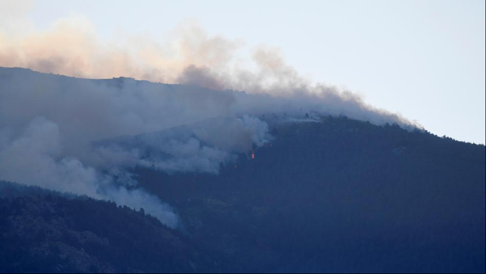 Los bomberos estabilizan el fuego de Miraflores y frenan el avance del de La Granja a Madrid