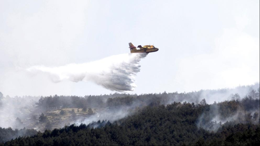 Los incendios de La Granja y Miraflores siguen controlados por los bomberos