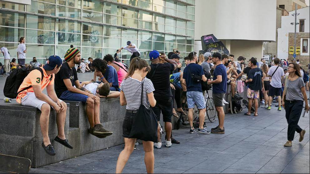 El ruido desquicia a los vecinos de la plaza del Macba