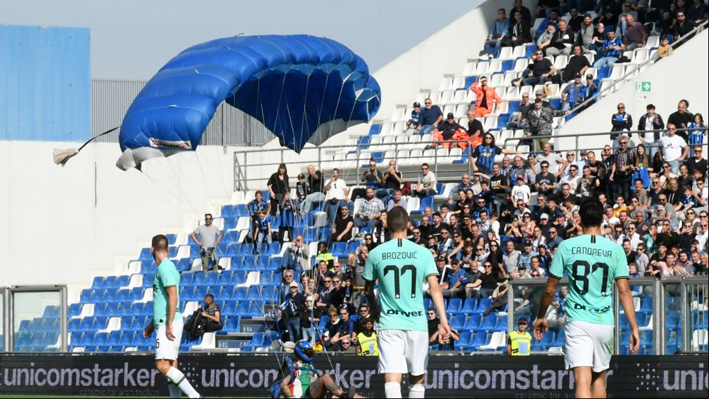 Una paracaidista irrumpe por sorpresa durante el Sassuolo - Inter
