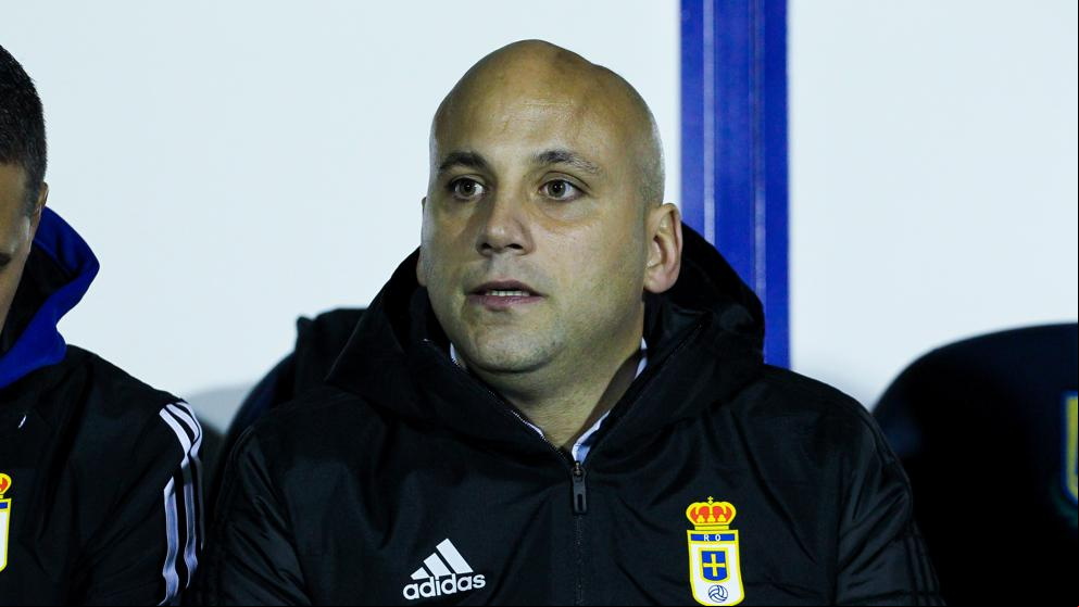 Un enfadado Javi Rozada casi agrede al árbitro del Racing-Oviedo