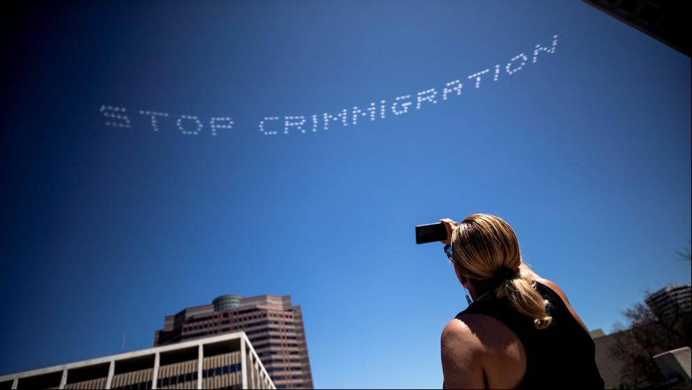 Los artistas toman el cielo... contra Trump