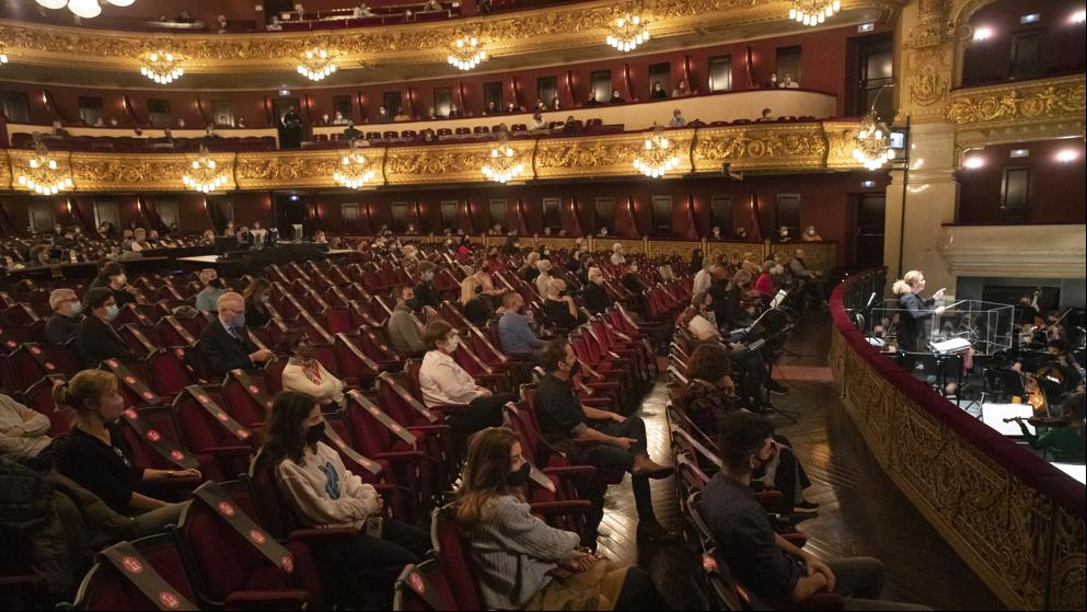 El Liceu pone en práctica la “revolución de la normalidad” para salvar su ‘Traviata’