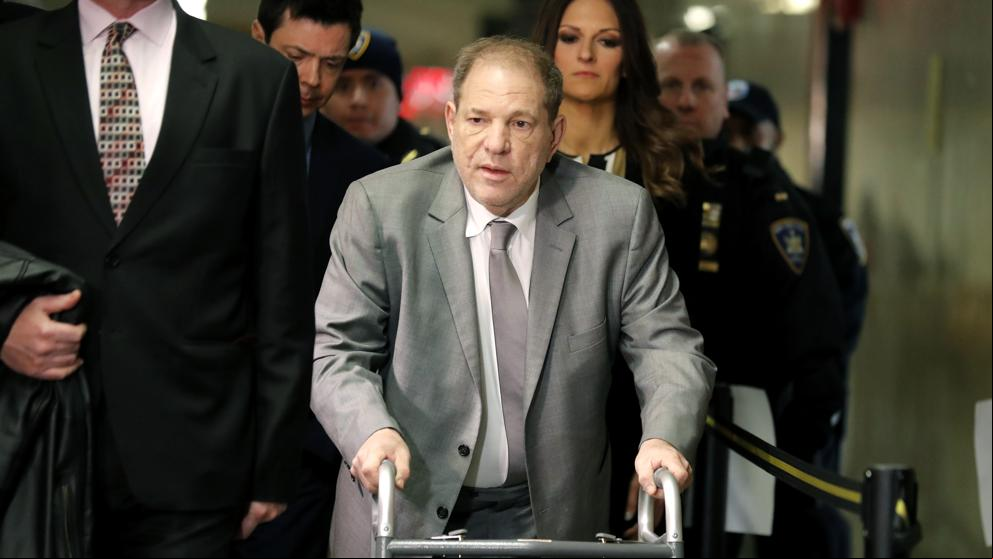 Weinstein, abroncado por mensajear y esquivado por los potenciales jurados