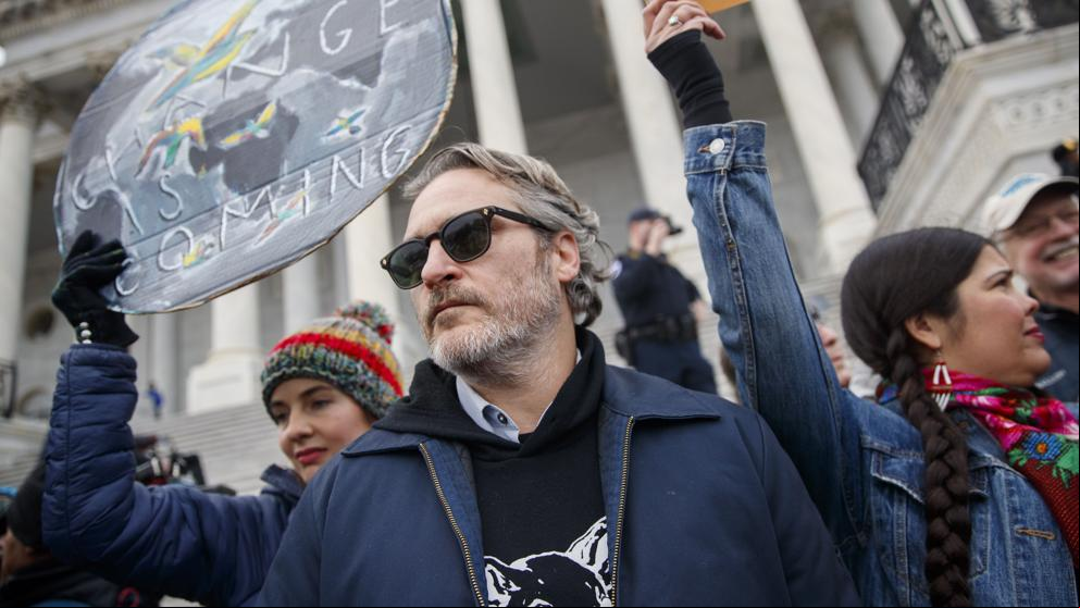 Arrestan a Joaquin Phoenix y Martin Sheen en una manifestación por el clima