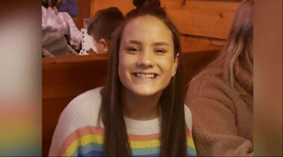 Una joven de 15 años es expulsada de un colegio católico por llevar un suéter color arco iris