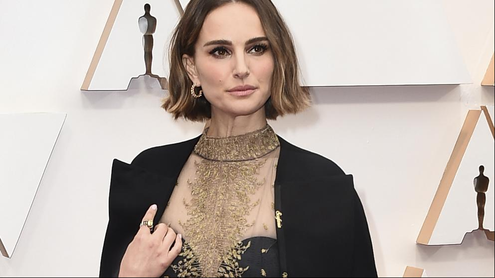 La razón por la que Natalie Portman no se sacó el abrigo en la alfombra roja de los Oscar