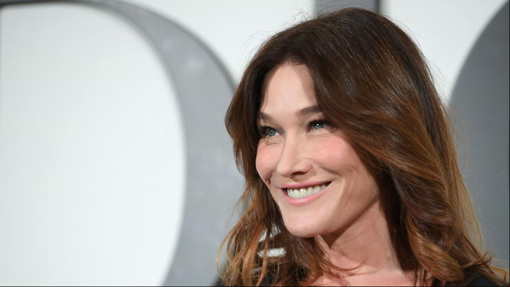 Carla Bruni se disculpa tras mofarse de la crisis del coronavirus