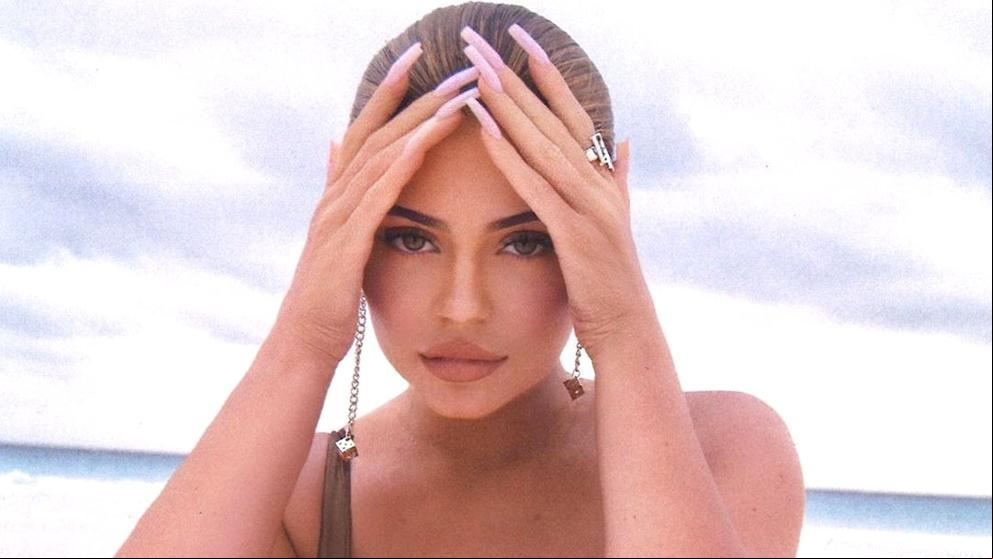 Kylie Jenner urge a los ‘millennials’ que se queden en casa