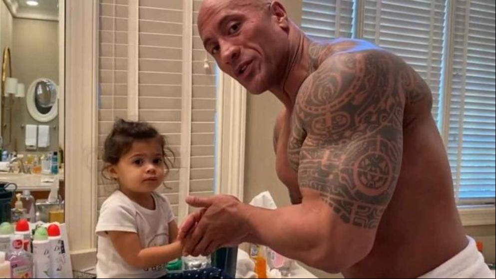 El tierno vídeo de Dwayne Johnson enseñando a su hija a lavarse las manos