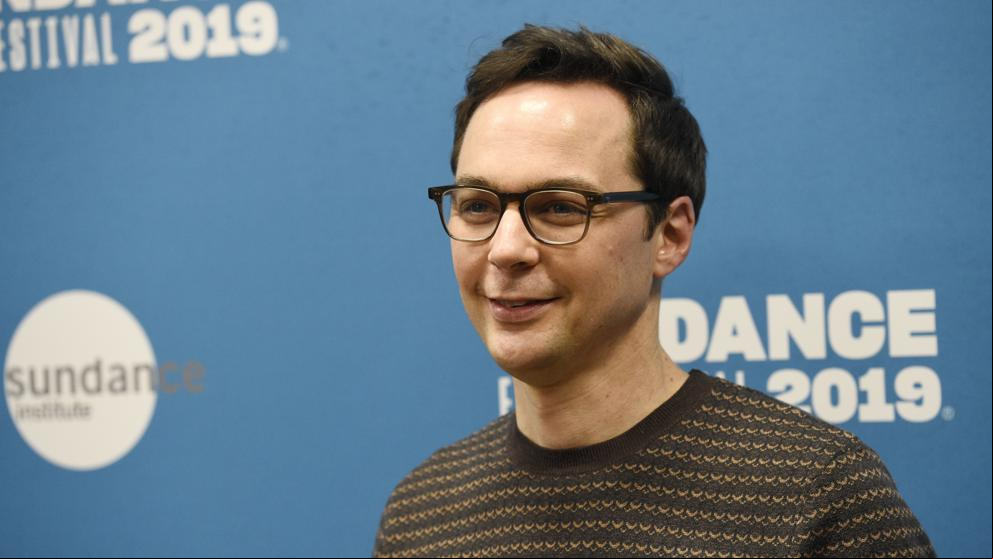 Jim Parsons, Sheldon en ‘The Big Bang Theory’, reaparece con un radical cambio de look