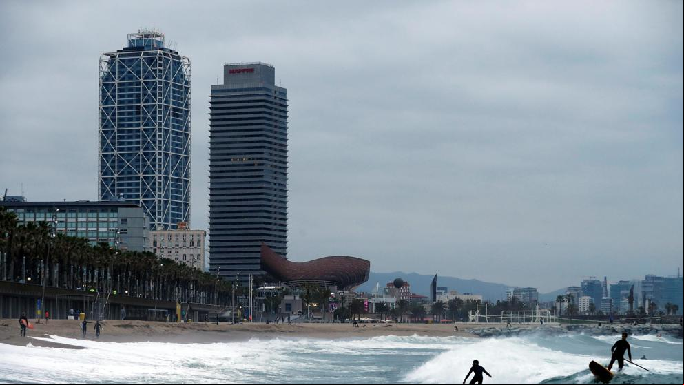 Barcelona aclara que solo se podrá caminar en la playa y no tomar el sol