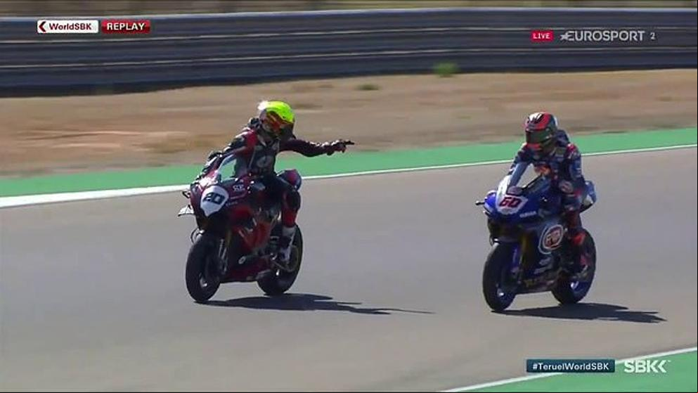 Dos pilotos de SBK se persiguen para pegarse