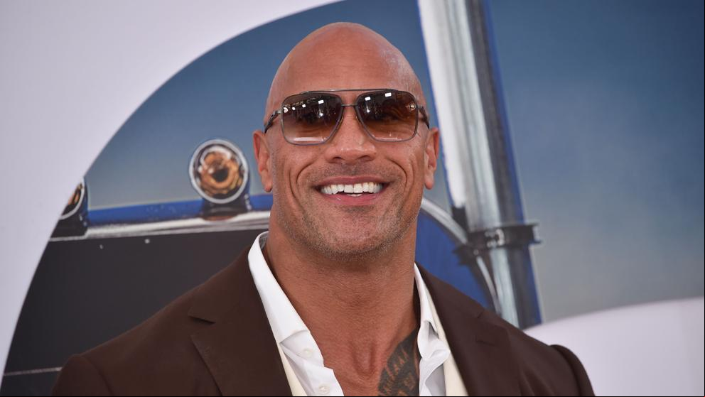 Dwayne Johnson arranca de cuajo la puerta eléctrica de su casa con sus propias manos