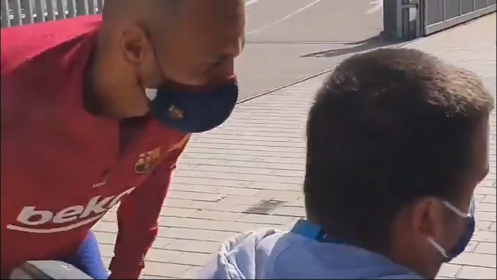 El gesto de humildad de Braithwaite con un aficionado del Barça en silla de ruedas