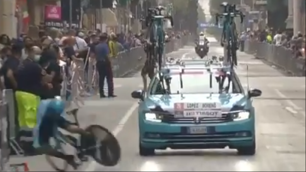 La extraña caída de ‘Supermán’ López en una recta que le obliga a abandonar el Giro