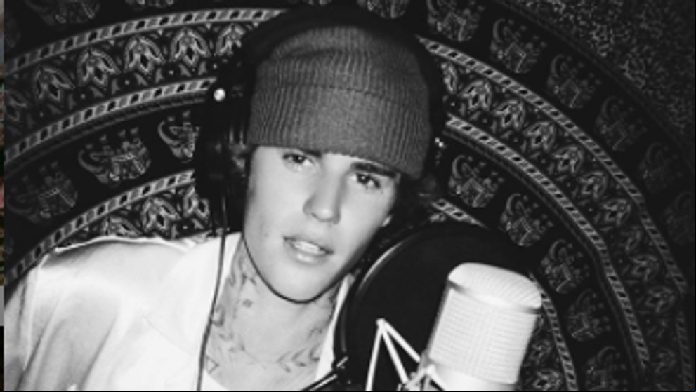 Justin Bieber copia a Bad Bunny y también sacará un modelo de zapatillas Crocs