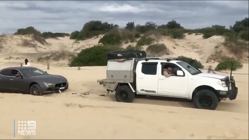 El rescate de un Maserati atascado en la playa acaba peor de lo esperado